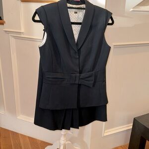 Sleeveless suit jacket with tailored skirt navy Arthur Levine size 4